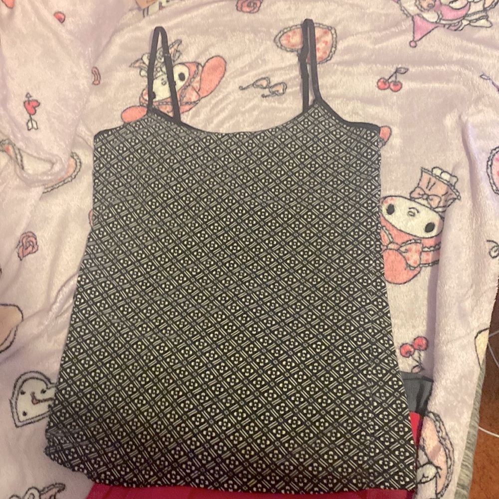 I believe it’s a size small it doesn’t say. The pattern is super cute!